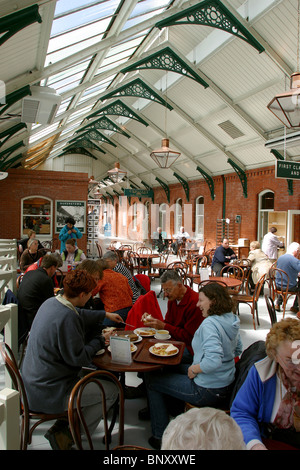 Irland, Co. Cork, Cobh, Besucher im Heritage Centre-café Stockfoto