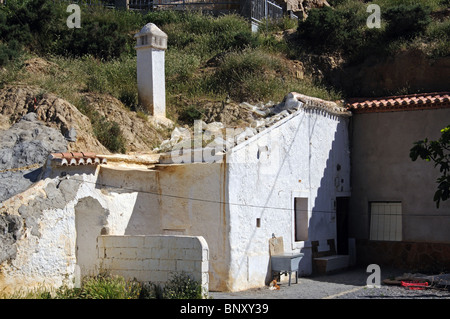 Höhle wohnt in Höhlenwohnungen Viertel (Barrio de Las Cuevas), Guadix, Provinz Granada, Andalusien, Südspanien, Westeuropa. Stockfoto