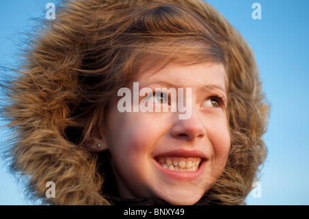 Junge Mädchen tragen Fell gefütterte Kapuzenjacke Stockfoto