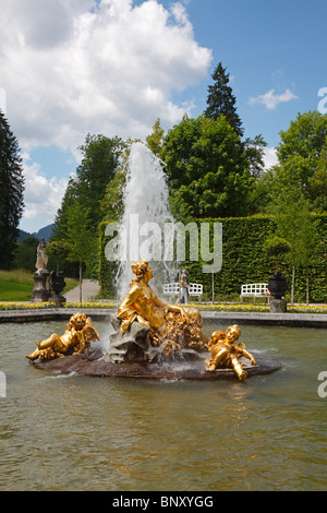 Das große Becken mit den vergoldeten Brunnen gruppieren "Flora und Putten" Linderhof Palace in Deutschland im südwestlichen Bayern in der Nähe von Ettal. Stockfoto