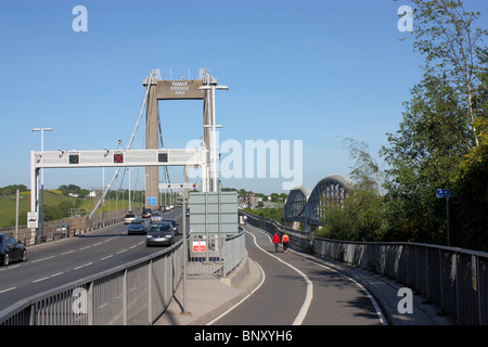 Tamar Brücke zeigt Fahrzeug Gassen und exklusiven Zyklus und Gassen spazieren. Stockfoto