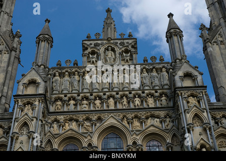 Stein geschnitzten Statuen von Bischöfen auf der Vorderseite des Wells Kathedrale Wells, Somerset, England UK Stockfoto