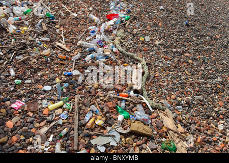 Flotsam And Jetsam Müll gesammelt am Thames Seite Strand Hochwassermarke, Greenwich, London, UK. Stockfoto