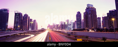 Hohen Winkel fließen lange Exposition Schuss des Verkehrs auf der Sheikh Zayed Road Autobahn, zwischen Dubais Highrise Gebäuden ausgeführt. Stockfoto