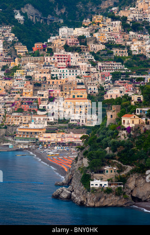 Blick entlang der Amalfi-Küste der Hügel Stadt Positano, Kampanien Italien Stockfoto