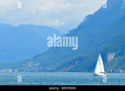 Segelyacht am Lac Leman Leman See in der Schweiz Stockfoto