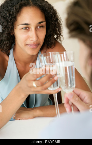 Erwachsenes paar Toasten Champagner Gläser Stockfoto