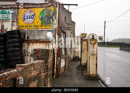 Zapfsäulen außerhalb einer alten altmodische, verfallenen Garage, North Wales, UK Stockfoto