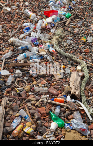 Flotsam And Jetsam Müll gesammelt am Thames Seite Strand Hochwassermarke, Greenwich, London, UK. Stockfoto