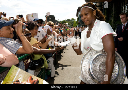 Serena Williams (USA) gibt Autogramme nach Sieg in Wimbledon Tennis-Meisterschaften Damen-Finale 2010 Stockfoto