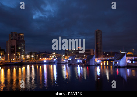 der Boot-Obel-Turm und Lagan Weir Belfast Waterfront Nordirland Vereinigtes Königreich Stockfoto