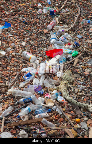 Flotsam And Jetsam Müll gesammelt am Thames Seite Strand Hochwassermarke, Greenwich, London, UK. Stockfoto