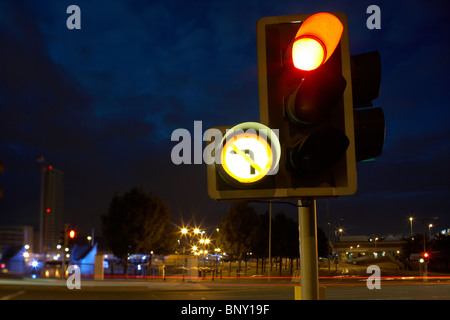 rote Laterne Stoppschild keine Links abbiegen auf Fahrbahn nachts Belfast Nordirland Vereinigtes Königreich. Stockfoto