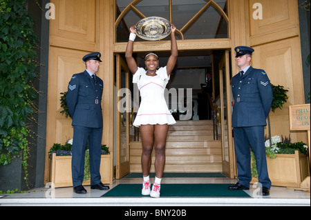 Serena Williams (USA) mit der Venus Rosenwasser Schüssel nach Sieg in Wimbledon Tennis-Meisterschaften Damen-Finale 2010 Stockfoto