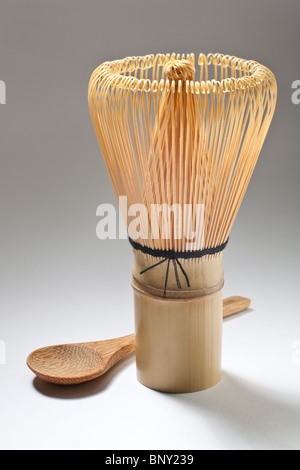Bambusbesen und Schaufel für die Verwendung mit Matcha-Tee Stockfoto