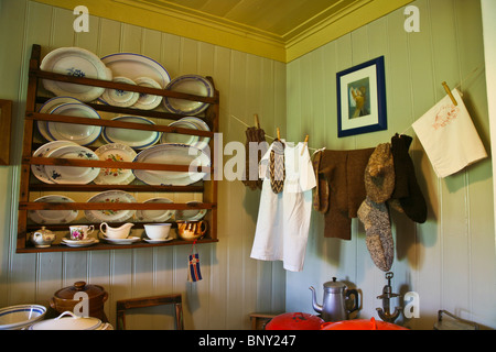 Vintage-Bauernküche mit antikem Geschirr und Retro-Kleidung, die an einer Wäscheleine im historischen Glumbaer Museum in Skagafjarar, Island, hängt Stockfoto