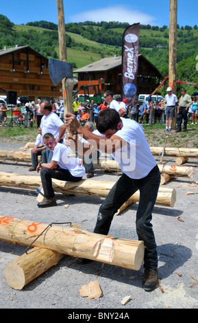 Holz hacken Wettbewerb konkurrieren Männer hacken Protokolle mit Achsen während ein Holz hacken Wettbewerb in Bernex, Frankreich Stockfoto