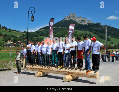 Holz hacken Wettbewerb, Männer, Line-up Konkurrenten vor einem Holz hacken Wettbewerb in Bernex, Frankreich Stockfoto