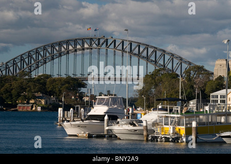 Sydney Harbour Bridge gesehen über Mort Bucht, Balmain, Australien Stockfoto