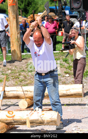 Holz hacken Wettbewerb konkurrieren Männer hacken Protokolle mit Achsen während ein Holz hacken Wettbewerb in Bernex, Frankreich Stockfoto