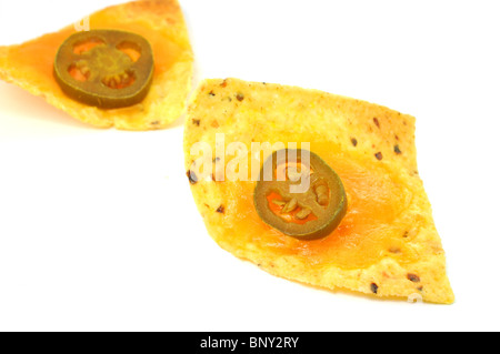 Zwei Nachos mit Cheddarkäse geschmolzen und in Scheiben geschnitten Jalapenopfeffer isoliert auf weißem Hintergrund. Stockfoto