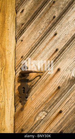 Historischer antiker Türgriff aus Amish aus Holz mit einem Schlüsselloch in der Nähe des alten Hauses Hans Herr, Jahr 1719 in Lancaster County, Pennsylvania, USA, pt Stockfoto