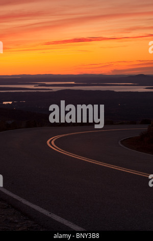 Weg nach unten Cadillac Mountain in der Abenddämmerung, Acadia National Park, Maine, USA Stockfoto