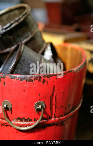 Stapel von bunte Eimer Stockfoto