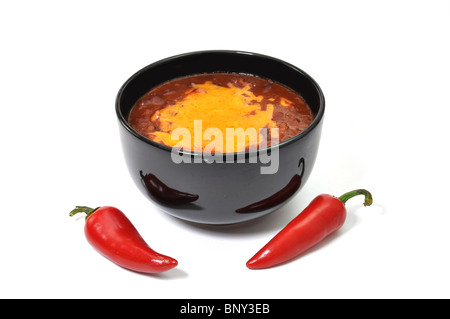 Schüssel mit Chili mit geschmolzenem Käse und rote Cayenne Pfeffer. Isoliert auf weißem Hintergrund. Stockfoto