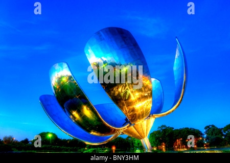 Große Metall Blumenskulptur befindet sich auf dem Platz der Vereinten Nationen in Recoleta, Buenos Aires, Argentinien Stockfoto