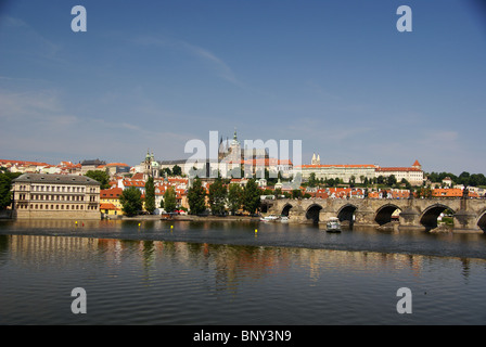 Aussicht auf Prager Burg Hradschin, St. Vitus Cathedral und Vltava Fluss Stockfoto