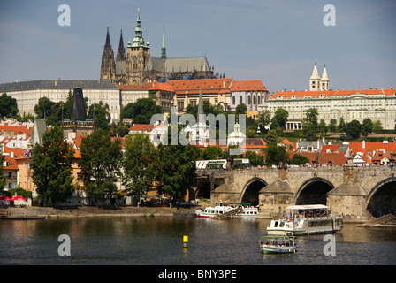 Aussicht auf Prager Burg Hradschin, St. Vitus Cathedral und Vltava Fluss Stockfoto