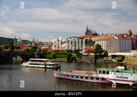 Aussicht auf Prager Burg Hradschin, St. Vitus Cathedral und Vltava Fluss Stockfoto