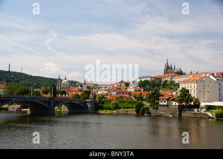 Aussicht auf Prager Burg Hradschin, St. Vitus Cathedral und Vltava Fluss Stockfoto