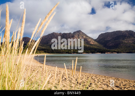 Blick entlang der Coles Bay, die Gefahren Berggipfel über. Freycinet National Park, Tasmanien, Australien. Stockfoto