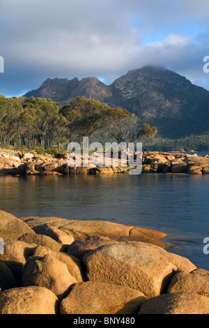 Die Küstenlinie von Coles Bay mit den Gefahren Bergkette jenseits. Freycinet National Park, Tasmanien, Australien Stockfoto