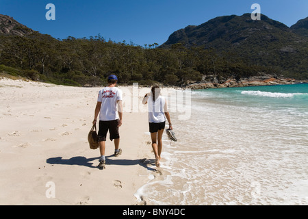 Ein paar entlang Wineglass Bay. Freycinet National Park, Tasmanien, Australien. Stockfoto