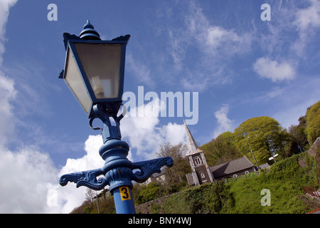 Irland, Co. Cork, Cobh, Gusseisen Straßenlaterne und Scots Kapelle (Museum) Stockfoto