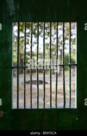 Zellentür einer kollektiven Gefängniszelle auf Con Son Gefängnisinsel, Vietnam Stockfoto