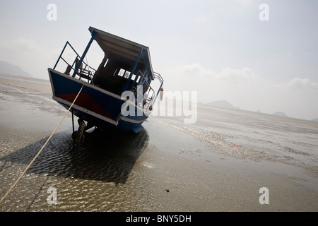 Boot Anchoredat Ebbe, Bai Dat Doc Strand Con Son Island, Vietnam Stockfoto