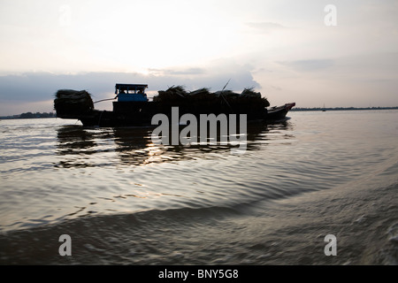 Schiff, beladen mit waren auf dem Mekong, in der Nähe von Telefon-Hoa-Dorf, Vietnam Stockfoto