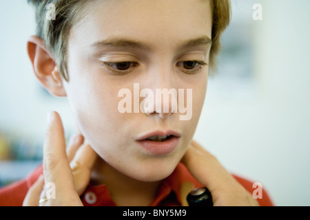 Prüfung des jungen Patienten Lymphknoten Stockfoto