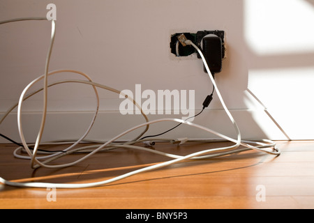 Elektrokabel in exponierten Steckdose eingesteckt Stockfoto