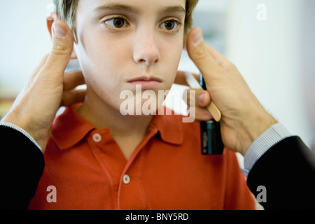 Prüfung des jungen Patienten Lymphknoten Stockfoto