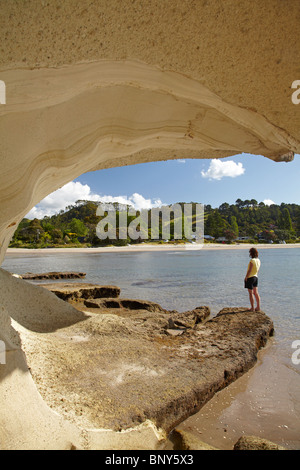 Frau unter Rock Überhang, Flaxmill Bay, Coromandel Halbinsel, Nordinsel, Neuseeland Stockfoto