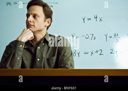 Lehrer im Klassenzimmer nachdenklich wegschauen Stockfoto