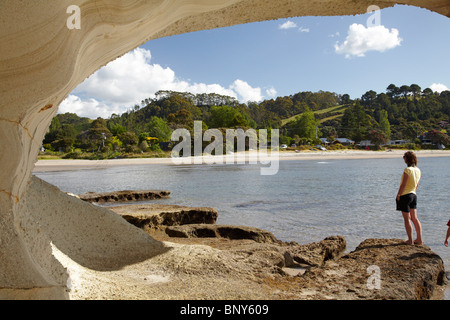 Frau unter Rock Überhang, Flaxmill Bay, Coromandel Halbinsel, Nordinsel, Neuseeland Stockfoto