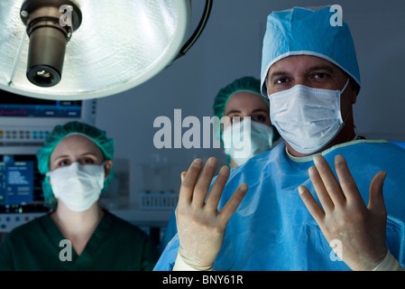 Chirurg mit Team bei der Vorbereitung für den Betrieb Stockfoto