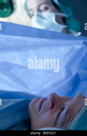 Patient wach während der chirurgischen Eingriff in örtlicher Betäubung zur Schmerzbekämpfung eingesetzt Stockfoto