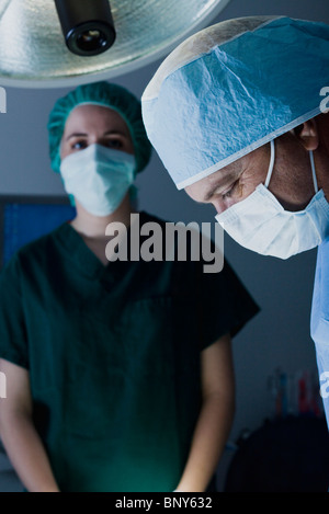 Chirurg mit Schwerpunkt auf Betrieb Stockfoto